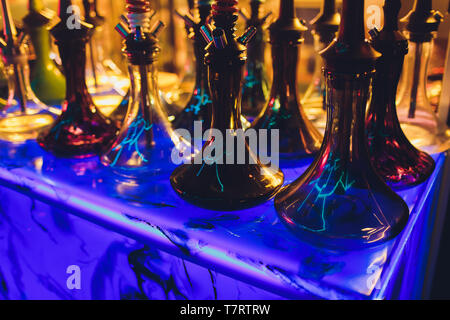 Hookahs verre vide sous la lumière du néon dans le contexte du restaurant. Beau cadre pour insérer du texte. Banque D'Images