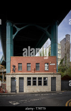 Le bras de Newcastle (maintenant appelé le pont Tavern) sur Akenside Hill se trouve dans l'ombre de la Tyne Bridge Banque D'Images