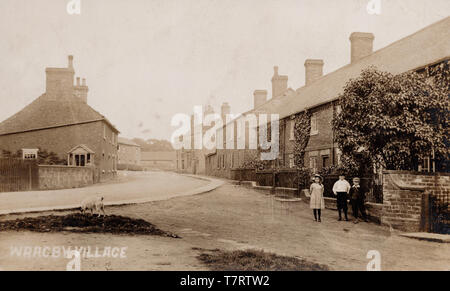 Trois enfants et chien blanc, Angleterre, Village Wragby vieille carte postale, photographe inconnu, vers 1913. Banque D'Images