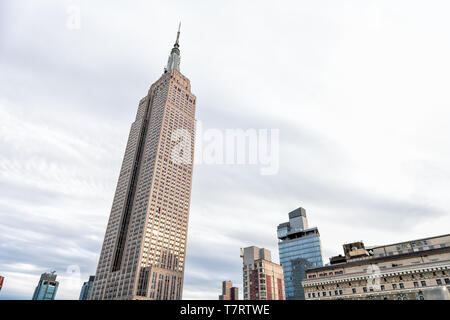 La ville de New York, USA - 7 Avril 2018 : Architecture de Midtown New York avec l'empire state building pendant la journée à New York Herald Square grand grand angle haute spire Banque D'Images