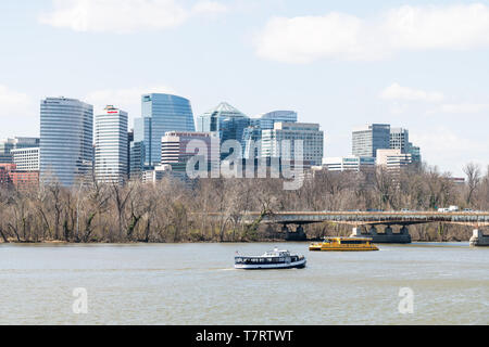 Washington DC, USA - 5 Avril 2018 : les bateaux d'excursion sur la rivière Potomac, avec vue sur le nord de la Virginie avec des toits de Arlington ville paysage urbain au printemps Banque D'Images