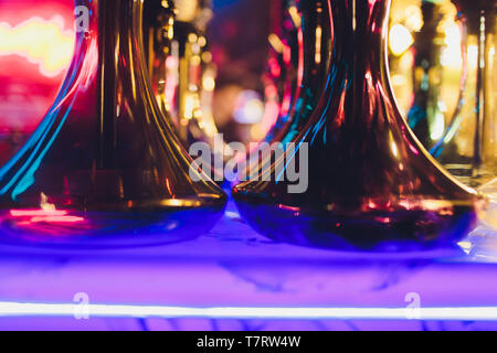 Hookahs verre vide sous la lumière du néon dans le contexte du restaurant. Beau cadre pour insérer du texte. Banque D'Images