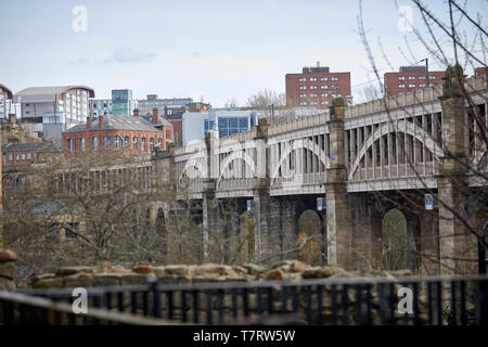 Newcastle Upon Tyne, le High Level Bridge road et pont de chemin de fer enjambant la rivière Tyne. Banque D'Images