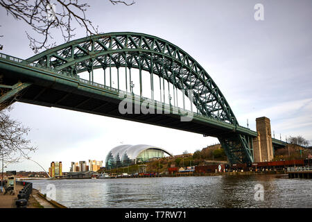 Newcastle sur Tyne iconique Quayside waterfront Monument millénaire pont traversant la rivière Tyne et Sage Gateshead à pour le pont Tyne Banque D'Images