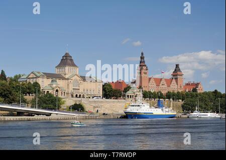 La Pologne, la Poméranie occidentale, Szczecin, et le fleuve Oder remparts de Chrobry nommé de Boleslaw I le Brave, le premier roi de Pologne, Boleslas Chrobry J, avec les bâtiments du Musée National, le théâtre et l'immeuble de département (voïvodie) Banque D'Images