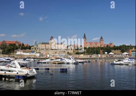 La Pologne, la Poméranie occidentale, Szczecin, Oder zone touristique appelé Old Town Waterfront (Nabrzeze Starówka), port sur le fleuve Oder et les remparts de Chrobry nommé de Boleslaw I le Brave, le premier roi de Pologne, Boleslas Chrobry J, avec les bâtiments du Musée National, le théâtre et l'immeuble de département (voïvodie) Banque D'Images