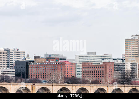 Harrisburg, États-Unis - 6 Avril 2018 : Architecture skyline et le pont de New York capitale vue depuis la route de l'autoroute par jour nuageux Banque D'Images