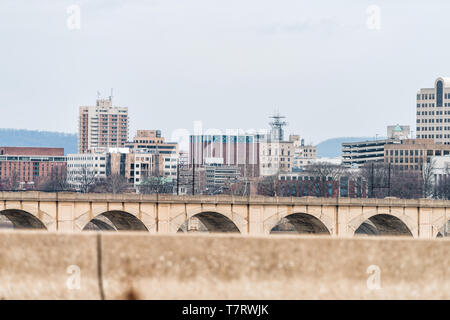 Les toits de la ville de Harrisburg, Pennsylvania USA capitale vue depuis la route de l'autoroute par jour nuageux Banque D'Images