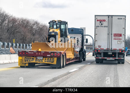 Harrisburg, États-Unis - 6 Avril 2018 : l'autoroute 83 nord à New York avec des voitures et camions sur la navette et signe pour plus de charge taille Banque D'Images