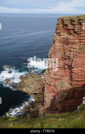 Falaises stratifiées de la formation de grès Dunnett Head - substratum sédimentaire formé environ 359 à 383 millions d'années dans la période dévonienne Banque D'Images