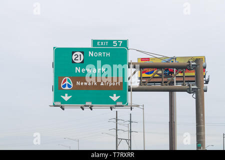 Newark, USA - 6 Avril 2018 : Sortie de l'autoroute 78 à l'est dans le New Jersey pour gros plan de l'aéroport Banque D'Images