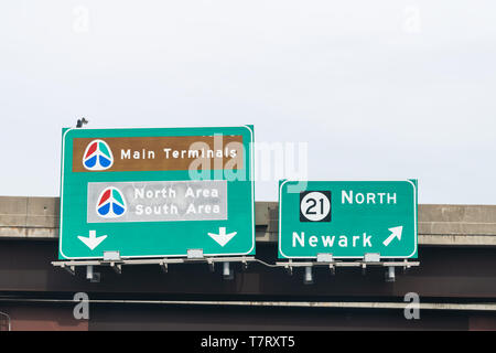 Newark, USA - 6 Avril 2018 : Sortie signe pour terminaux principaux sur l'autoroute 78 à l'est dans le New Jersey pour gros plan de l'aéroport Banque D'Images