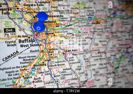 Un plan de Buffalo, New York marqués d'un bouton poussoir. Banque D'Images