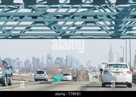 East Rutherford, USA - 6 Avril 2018 : vision industrielle du New Jersey avec cityscape skyline de Manhattan, NYC, New York City et street road Banque D'Images