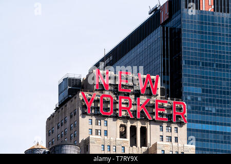 La ville de New York, USA - 6 Avril 2018 : NYC Manhattan cityscape bâtiments des toits de midtown et panneau rouge pour New Yorker Banque D'Images