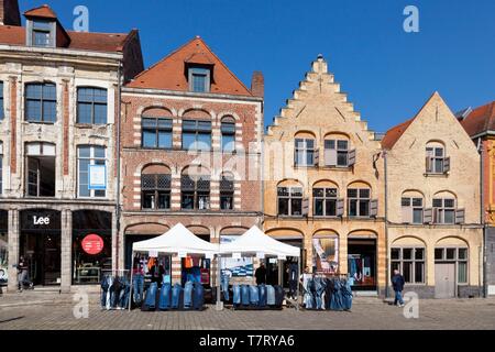 France, Nord, Lille, braderie de Lille, les façades des bâtiments sur la place Louise de Bettignies Banque D'Images