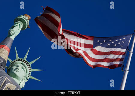 Las Vegas, Paradise, NEVADA USA, réplique de la Statue de la liberté dans la région de New York portant un maillot géant de chevaliers d'or pour l'équipe de hockey sur glace locale Banque D'Images