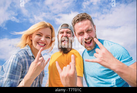 Vacances et passe-temps. Visitez le célèbre festival durant les vacances. Hard rock à jamais. Festival de musique rock. Heavy metal fans. Friends having fun summer open air festival. Les hommes et de profiter de la musique du festival. Banque D'Images