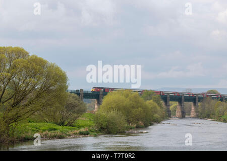 Une marque LNER TVH en direction du sud sur l'Marykirk viaduc sur la rivière North Esk Banque D'Images