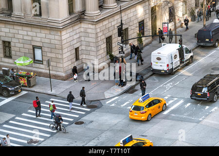 La ville de New York, USA - 6 Avril 2018 : Vue aérienne de la 6e avenue urbain road street à New York Herald Square Midtown avec les piétons marcher un crossing road Banque D'Images