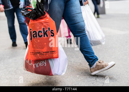 La ville de New York, USA - 6 Avril 2018 : New York Manhattan Midtown en trottoir sur 6e avenue road et libre de personnes marcher jambes Femme transportant Jack's et Banque D'Images