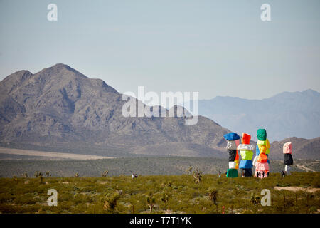 Las Vegas, Nevada, USA art désert sept montagnes magiques 7 multicolores lumineux totems boulder peint par Ugo Rondinone Banque D'Images