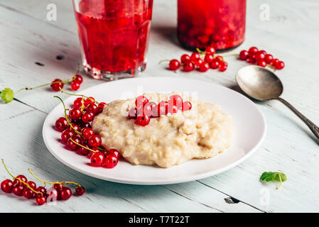 Simple et petit-déjeuner sain avec de porridge et de l'eau infusée aux fruits rouges Banque D'Images