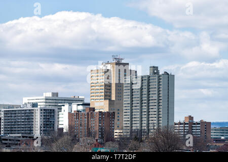 Harrisburg, États-Unis - 8 Avril 2018 : Architecture skyline en Pennsylvanie capitale vue depuis la route de l'autoroute par jour nuageux Banque D'Images