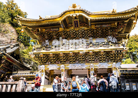 Nikko, Japon - 5 Avril 2019 : entrée du temple Toshogu shrine Yomeimon gate dans la préfecture de Tochigi au printemps avec de nombreuses personnes les touristes Banque D'Images