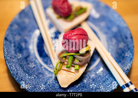 Plaque en céramique bleu traditionnel japonais au restaurant avec table en bois et le ressort légumier avec takenoko, pousses de bambou et umeboshi sansai wil Banque D'Images