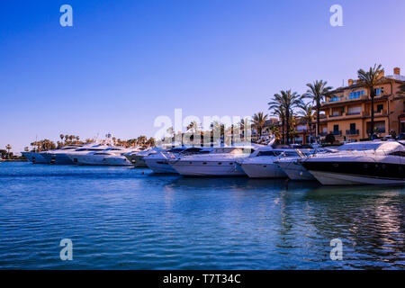 Port de Sotogrande. La mer, le port, les yachts et les maisons colorées. Sotogrande, Costa del Sol, Andalousie, espagne. Photo prise - 5 mai 2019. Banque D'Images