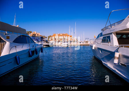 Port de Sotogrande. La mer, le port, les yachts et les maisons colorées. Sotogrande, Costa del Sol, Andalousie, espagne. Photo prise - 5 mai 2019. Banque D'Images