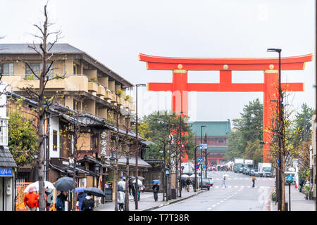 Kyoto, Japon - 10 Avril 2019 : Sanctuaire Heian Jingu Torii dans la région avec la couleur rouge orange et personnes marchant par street road Banque D'Images