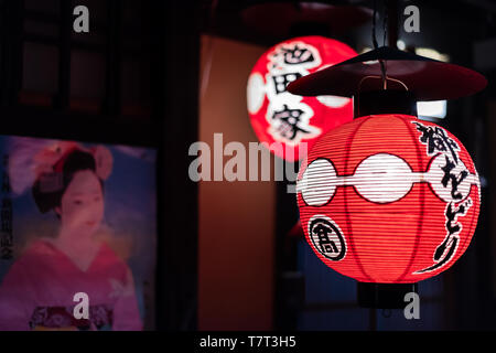 Kyoto, Japon - 9 Avril 2019 : Libre de lanternes en papier rouge rayonnant de geisha poster dans dark night background Banque D'Images