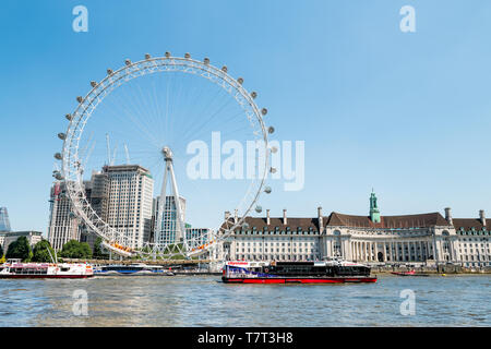 Londres, Royaume-Uni - 25 juin, 2018 Visite guidée : bateau sur la rivière Thames par London Eye, à l'Hôtel de ville de Victoria Embankment dans sunny summer Banque D'Images