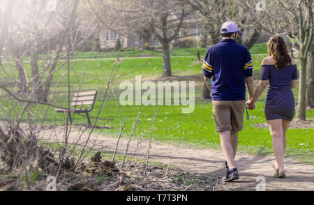 Un jeune couple à travers le parc des promenades à Stratford. Vue de derrière. Banque D'Images