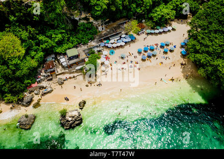 Les touristes se détendre à la plage de Padang Padang en vedette dans le film 'Eat Pray Love' à Bali, Badung. Banque D'Images