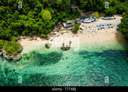 Les touristes se détendre à la plage de Padang Padang en vedette dans le film 'Eat Pray Love' à Bali, Badung. Banque D'Images