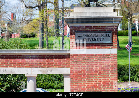 Lexington, États-Unis - 18 Avril 2018 : Université de Washington and Lee plaque de métal bronze signe avec des murs en brique et hall building en arrière-plan sur le campus en Banque D'Images