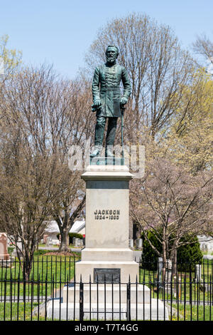 Lexington, États-Unis - 18 Avril 2018 : Stonewall Jackson Memorial Cemetery avec statue de bronze au général permanent tombe à Virginia ville ou ville avec Banque D'Images