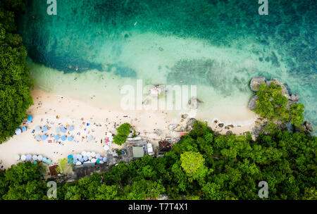 Les touristes se détendre à la plage de Padang Padang en vedette dans le film 'Eat Pray Love' à Bali, Badung. Banque D'Images