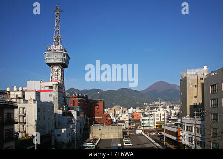 Vue sur le centre-ville de Beppu avec Ashai tour radio Banque D'Images