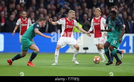Amsterdam, Pays-Bas. Le 08 mai, 2019. firo : 08.05.2019 Football, 2018/2019, CL, CHL, Champions League, demi-finale Ajax Amsterdam Ruckspiel WEIKAMPF Le Tottenham Hotspur Amélie van de Beek (AJAX) VS Victor Wanyama | Conditions de crédit dans le monde entier : dpa/Alamy Live News Banque D'Images
