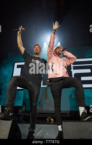 Hambourg, Allemagne. Le 08 mai, 2019. Les rappeurs Marteria (l) et Casper sont sur la scène du commerce marketing Marketing en ligne 'juste' Bull2Kill Records (OMR) dans les salles d'exposition. Credit : Georg Wendt/dpa/Alamy Live News Banque D'Images