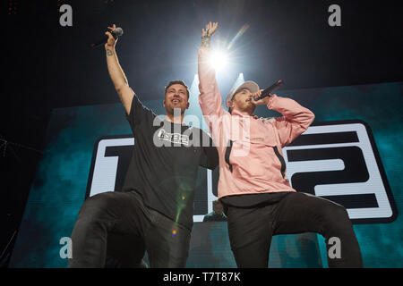 Hambourg, Allemagne. Le 08 mai, 2019. Les rappeurs Marteria (l) et Casper sont sur la scène du commerce marketing Marketing en ligne 'juste' Bull2Kill Records (OMR) dans les salles d'exposition. Credit : Georg Wendt/dpa/Alamy Live News Banque D'Images