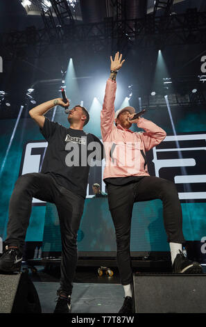 Hambourg, Allemagne. Le 08 mai, 2019. Les rappeurs Marteria (l) et Casper sont sur la scène du commerce marketing Marketing en ligne 'juste' Bull2Kill Records (OMR) dans les salles d'exposition. Credit : Georg Wendt/dpa/Alamy Live News Banque D'Images