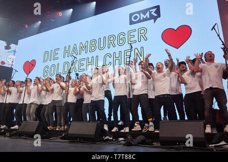 Hambourg, Allemagne. Le 08 mai, 2019. Le choeur d'hommes Hamburger Goldkehlchen, joue sur une scène à la foire commerciale de marketing Marketing en ligne 'Bull2Kill Records' (OMR) dans les salles d'exposition. Credit : Georg Wendt/dpa/Alamy Live News Banque D'Images