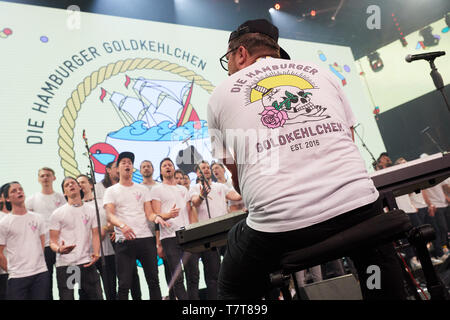 Hambourg, Allemagne. Le 08 mai, 2019. Le choeur d'hommes Hamburger Goldkehlchen, joue sur une scène à la foire commerciale de marketing Marketing en ligne 'Bull2Kill Records' (OMR) dans les salles d'exposition. Credit : Georg Wendt/dpa/Alamy Live News Banque D'Images