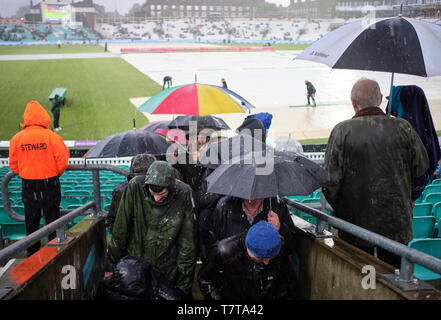 Londres, Royaume-Uni. 8e mai 2019. Météo France : les titulaires de billets laissez que Heavy Rain et la grêle s'arrête au cours de la première Journée internationale de la entre l'Angleterre et le Pakistan à la Kia Oval. Crédit : Thomas Bowles/Alamy Live News Banque D'Images