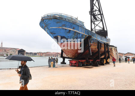 Venezia, Italie. Le 08 mai, 2019. L'épave du Barca Nostra, qui coula en 2015 avec plusieurs centaines de migrants à bord, est exposée à l'arsenal de l'art Biennale Venise 2019. L'exposition internationale d'art aura lieu du 11 mai au 24 novembre. Crédit : Felix Hörhager/dpa/Alamy Live News Banque D'Images